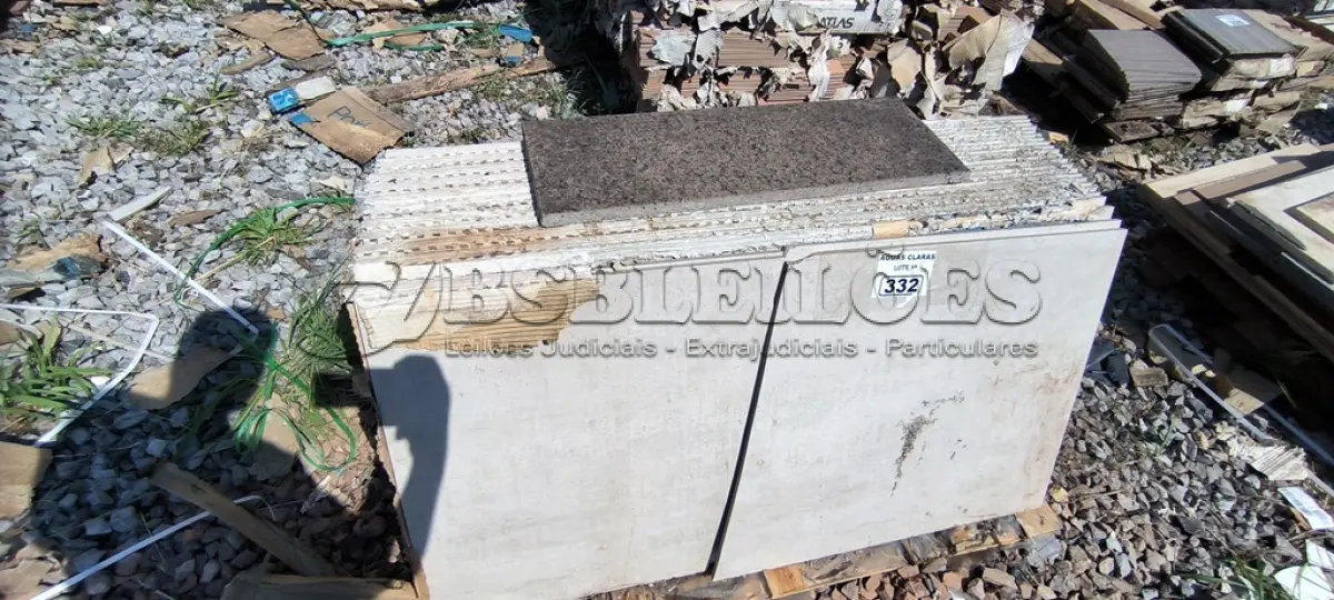 LOTE 332 - 01 LOTE COM PISOS 60CM X 1,20CM CONCRETO CINZA (NO ESTADO)
