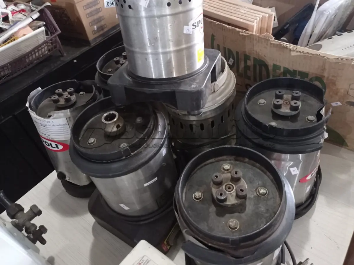 LOTE 095 - 07 BASES DE LIQUIDIFICADOR INDUSTRIAL MARCAS E MODELOS DIVERSOS. (NO ESTADO) ATENÇÃO! FAZER A VISITAÇÃO ANTES DE ARREMATAR, NÃO SABEMOS SE FUNCIONA. LEILÃO NÃO TEM GARANTIA E NEM DEVOLUÇÃO, SUJEITO A POSSÍVEIS AVARIAS VISÍVEIS/OCULTAS E/OU AUSÊNCIA DE COMPONENTES.