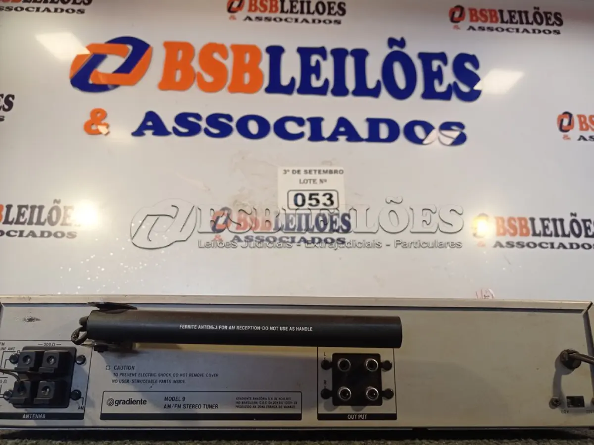 LOTE 053 - 01 AM/FM STÉREO TUNER GRADIENTE. (NO ESTADO) ATENÇÃO! FAZER A VISITAÇÃO ANTES DE ARREMATAR, NÃO SABEMOS SE FUNCIONA. LEILÃO NÃO TEM GARANTIA E NEM DEVOLUÇÃO, SUJEITO A POSSÍVEIS AVARIAS VISÍVEIS/OCULTAS E/OU AUSÊNCIA DE COMPONENTES.
