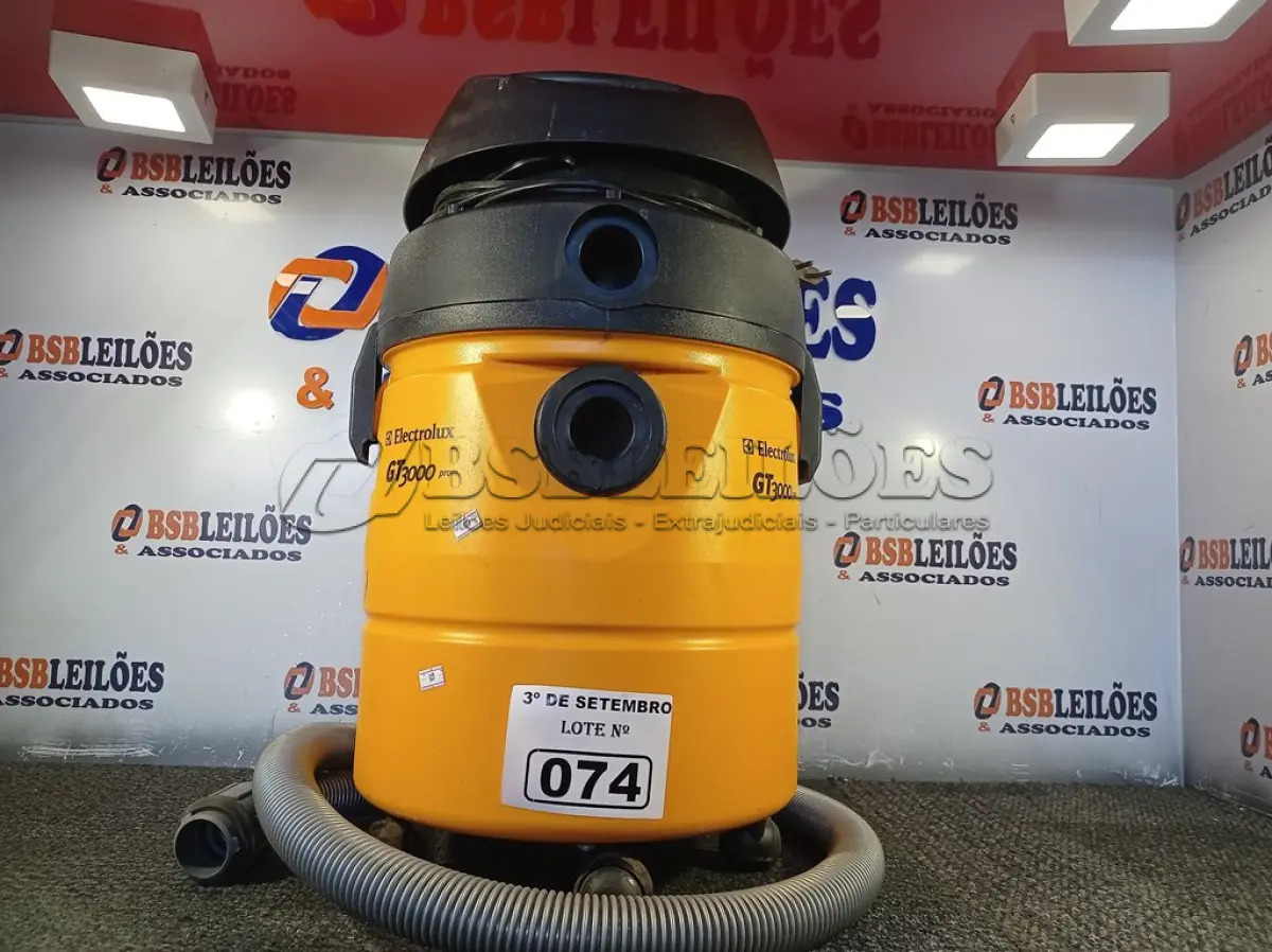 LOTE 074 - 01 ASPIRADOR DE PÓ MARCA ELECTROLUX MODELO GT3000. (NO ESTADO) ATENÇÃO! FAZER A VISITAÇÃO ANTES DE ARREMATAR, NÃO SABEMOS SE FUNCIONA. LEILÃO NÃO TEM GARANTIA E NEM DEVOLUÇÃO, SUJEITO A POSSÍVEIS AVARIAS VISÍVEIS/OCULTAS E/OU AUSÊNCIA DE COMPONENTES.