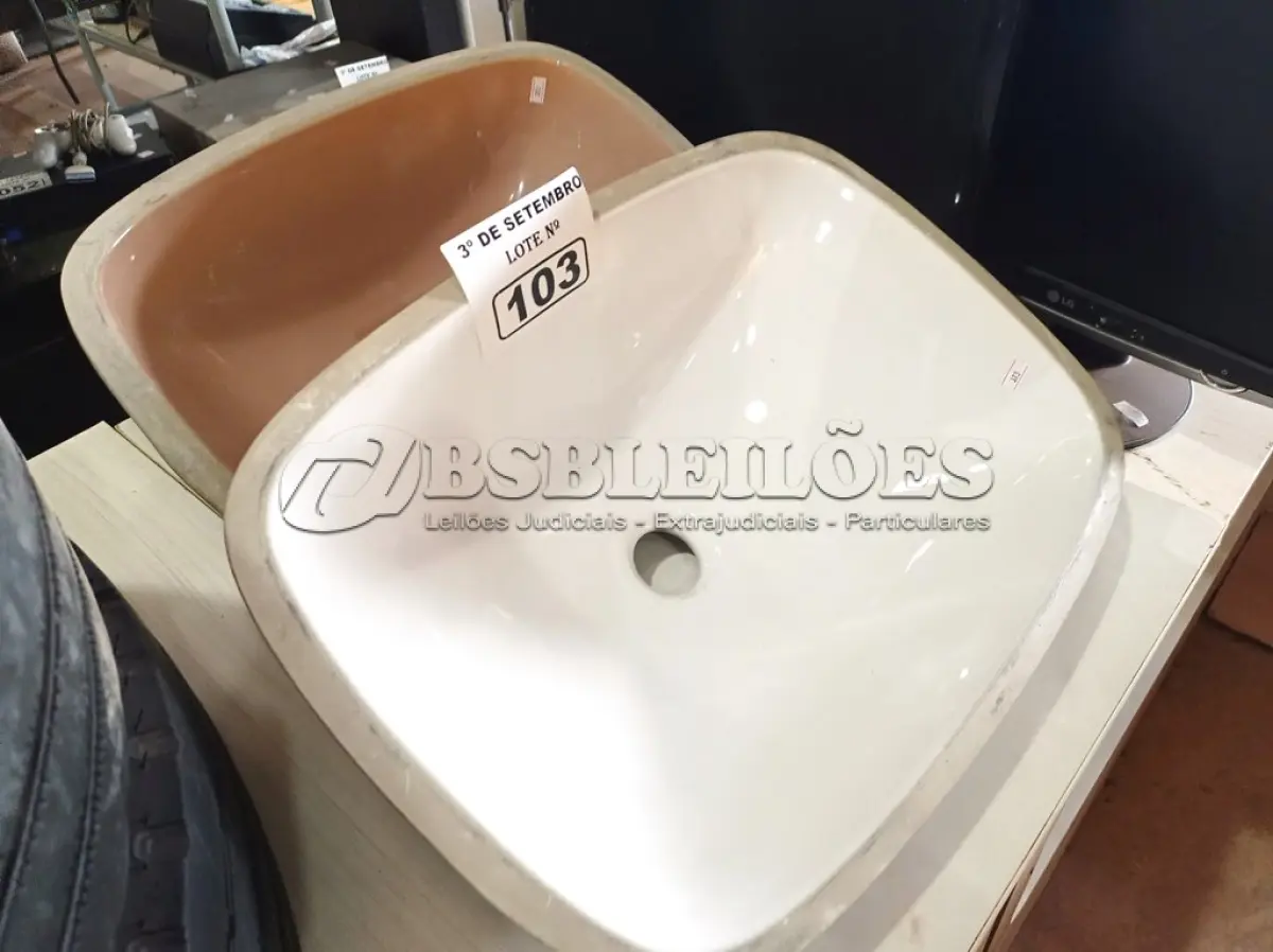 LOTE 103 - 02 CUBAS MARCAS E MODELOS DIVERSOS. (NO ESTADO) ATENÇÃO! FAZER A VISITAÇÃO ANTES DE ARREMATAR, NÃO SABEMOS SE FUNCIONA. LEILÃO NÃO TEM GARANTIA E NEM DEVOLUÇÃO, SUJEITO A POSSÍVEIS AVARIAS VISÍVEIS/OCULTAS E/OU AUSÊNCIA DE COMPONENTES.