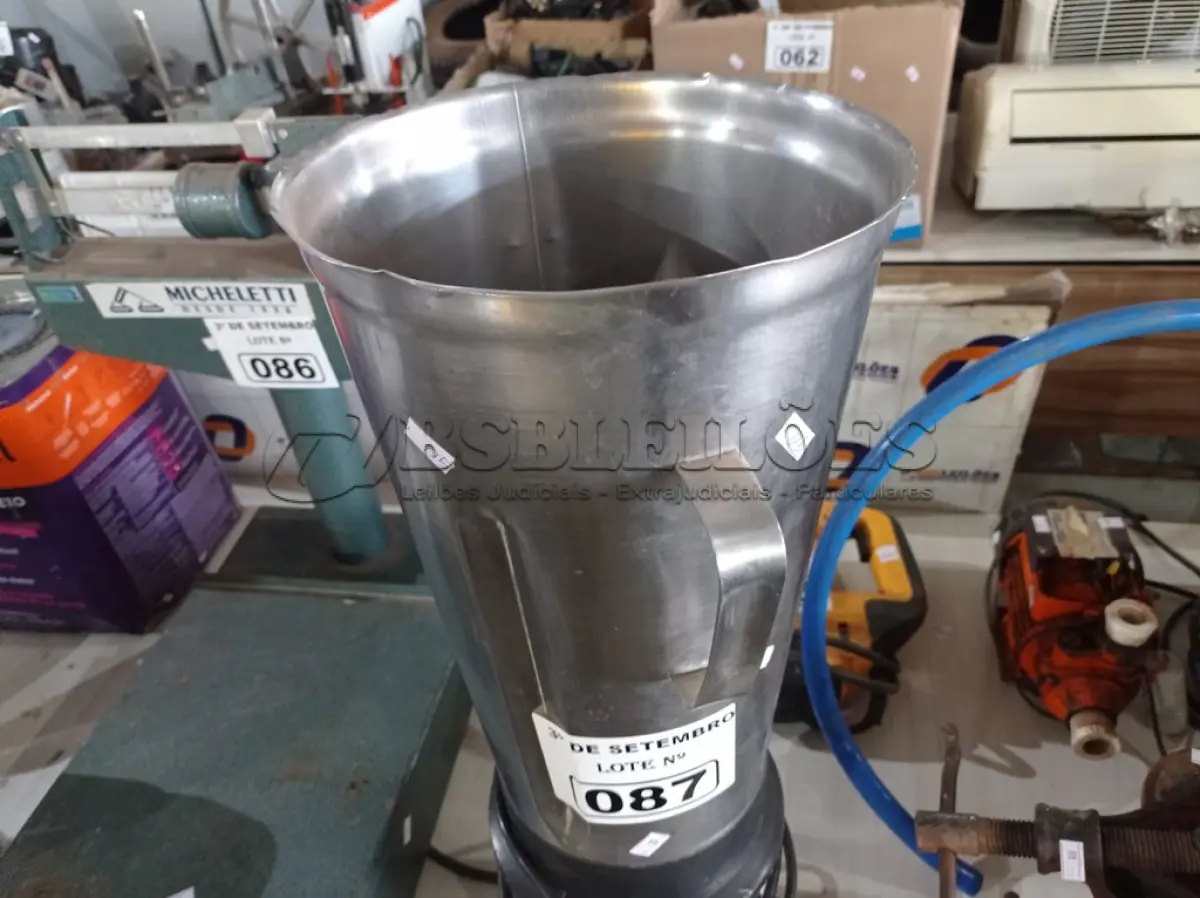 LOTE 087 - 01 LIQUIDIFICADOR INDUSTRIAL MARCA POLI. (NO ESTADO) ATENÇÃO! FAZER A VISITAÇÃO ANTES DE ARREMATAR, NÃO SABEMOS SE FUNCIONA. LEILÃO NÃO TEM GARANTIA E NEM DEVOLUÇÃO, SUJEITO A POSSÍVEIS AVARIAS VISÍVEIS/OCULTAS E/OU AUSÊNCIA DE COMPONENTES.