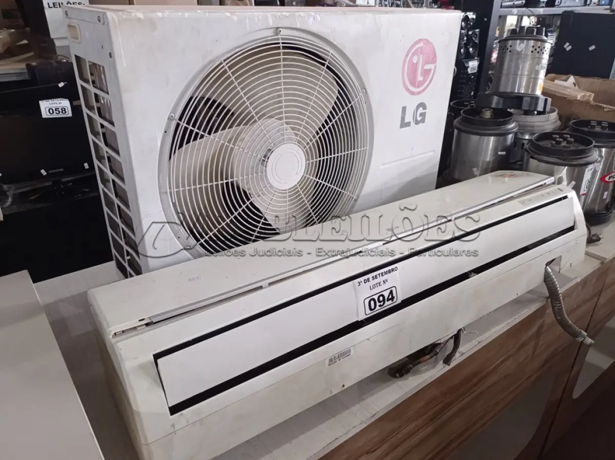LOTE 094 - 01 AR-CONDICIONADO MARCA LG 24000BTU. (NO ESTADO) ATENÇÃO! FAZER A VISITAÇÃO ANTES DE ARREMATAR, NÃO SABEMOS SE FUNCIONA. LEILÃO NÃO TEM GARANTIA E NEM DEVOLUÇÃO, SUJEITO A POSSÍVEIS AVARIAS VISÍVEIS/OCULTAS E/OU AUSÊNCIA DE COMPONENTES.
