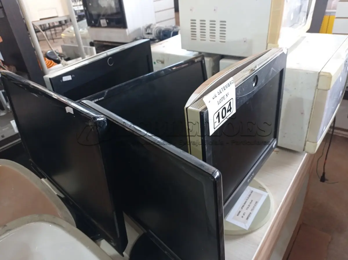 LOTE 104 - 05 MONITORES MARCAS E MODELOS DIVERSOS. (NO ESTADO) ATENÇÃO! FAZER A VISITAÇÃO ANTES DE ARREMATAR, NÃO SABEMOS SE FUNCIONA. LEILÃO NÃO TEM GARANTIA E NEM DEVOLUÇÃO, SUJEITO A POSSÍVEIS AVARIAS VISÍVEIS/OCULTAS E/OU AUSÊNCIA DE COMPONENTES.