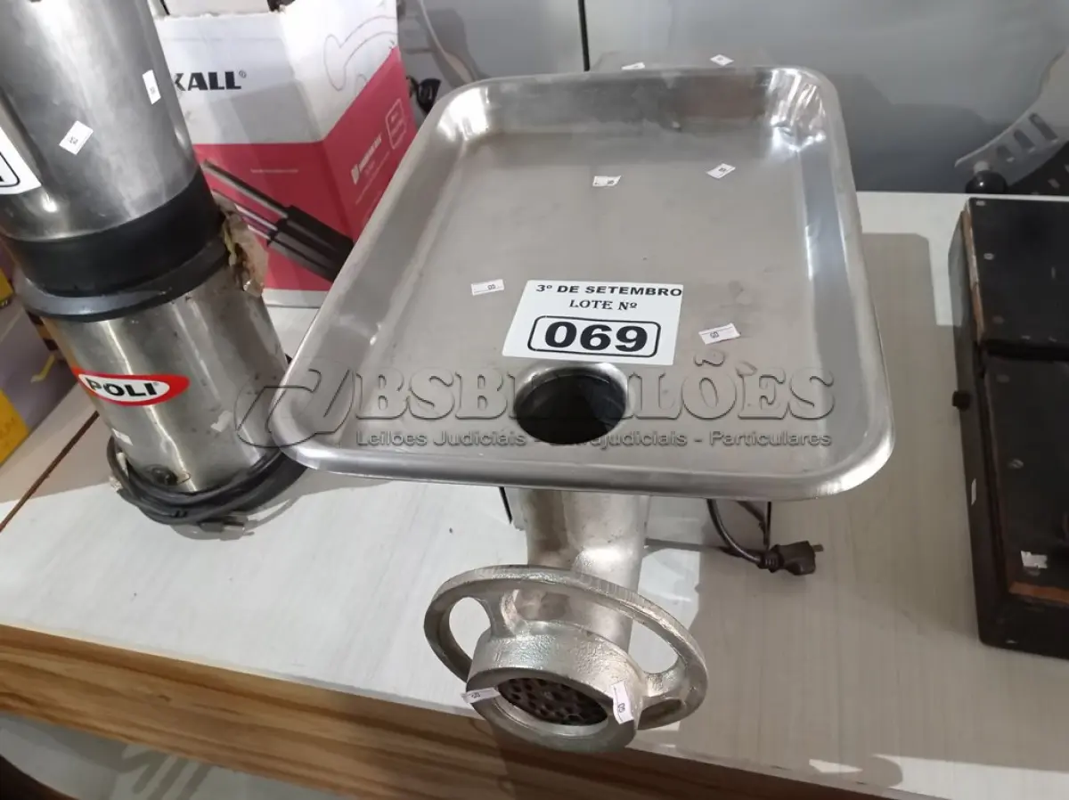 LOTE 069 - 01 MOEDOR DE CARNE MARCA POLI. (NO ESTADO) ATENÇÃO! FAZER A VISITAÇÃO ANTES DE ARREMATAR, NÃO SABEMOS SE FUNCIONA. LEILÃO NÃO TEM GARANTIA E NEM DEVOLUÇÃO, SUJEITO A POSSÍVEIS AVARIAS VISÍVEIS/OCULTAS E/OU AUSÊNCIA DE COMPONENTES.