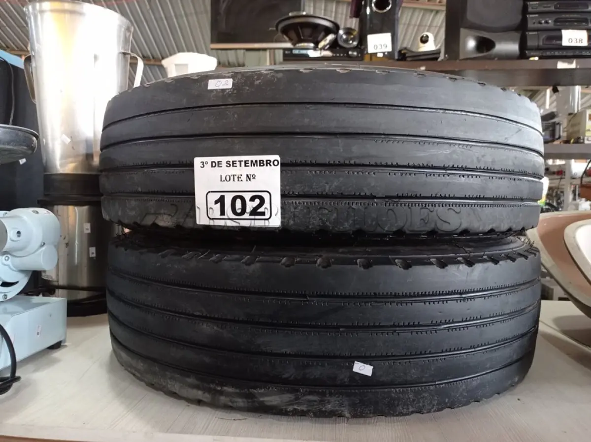 LOTE 102 - 02 PNEUS PARA CAMINHÃO ¾ 215/75/17.5. (NO ESTADO) ATENÇÃO! FAZER A VISITAÇÃO ANTES DE ARREMATAR, NÃO SABEMOS SE FUNCIONA. LEILÃO NÃO TEM GARANTIA E NEM DEVOLUÇÃO, SUJEITO A POSSÍVEIS AVARIAS VISÍVEIS/OCULTAS E/OU AUSÊNCIA DE COMPONENTES.