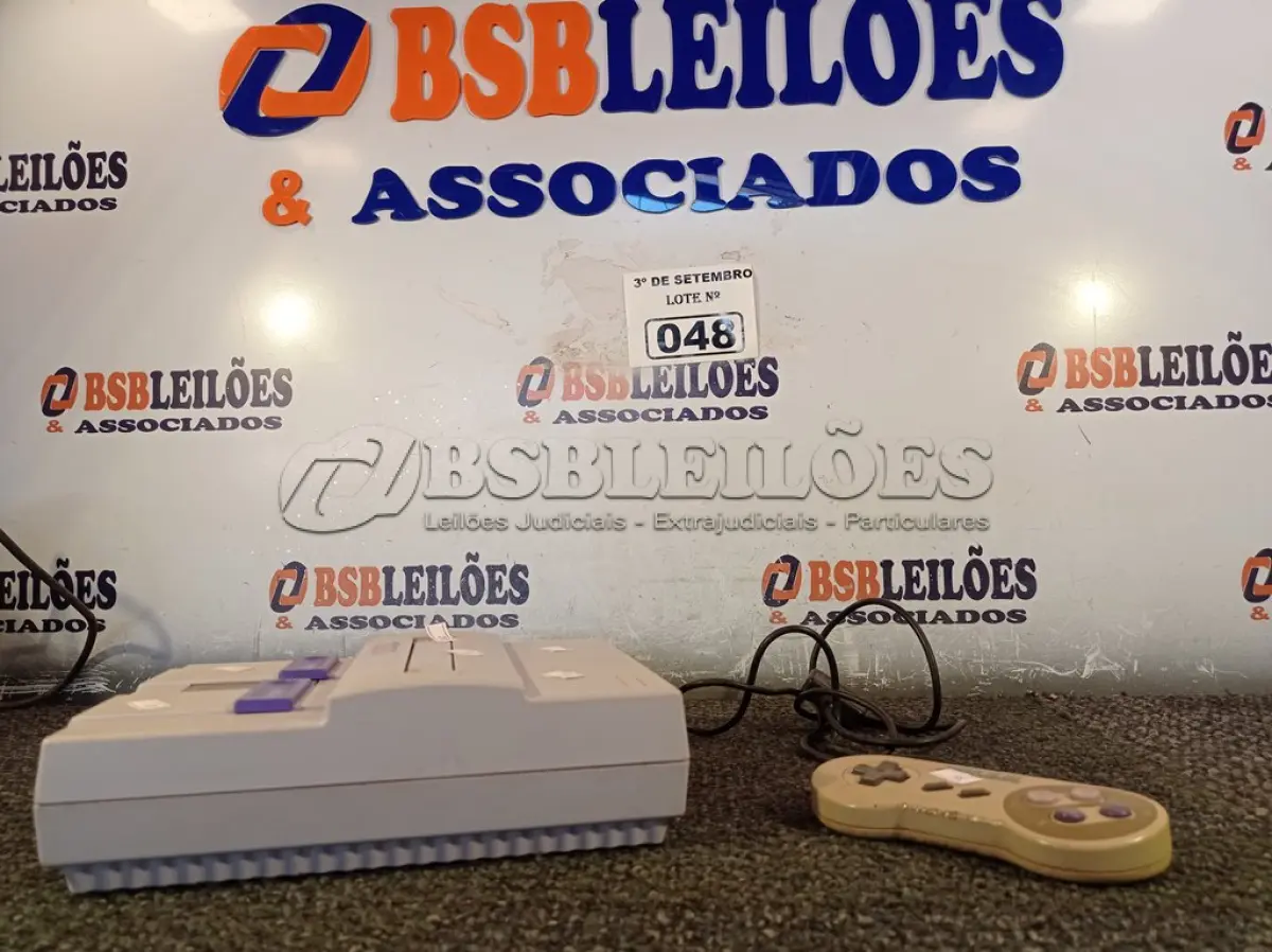 LOTE 048 - 01 VIDEOGAME SUPER NINTENDO. (NO ESTADO) ATENÇÃO! FAZER A VISITAÇÃO ANTES DE ARREMATAR, NÃO SABEMOS SE FUNCIONA. LEILÃO NÃO TEM GARANTIA E NEM DEVOLUÇÃO, SUJEITO A POSSÍVEIS AVARIAS VISÍVEIS/OCULTAS E/OU AUSÊNCIA DE COMPONENTES.
