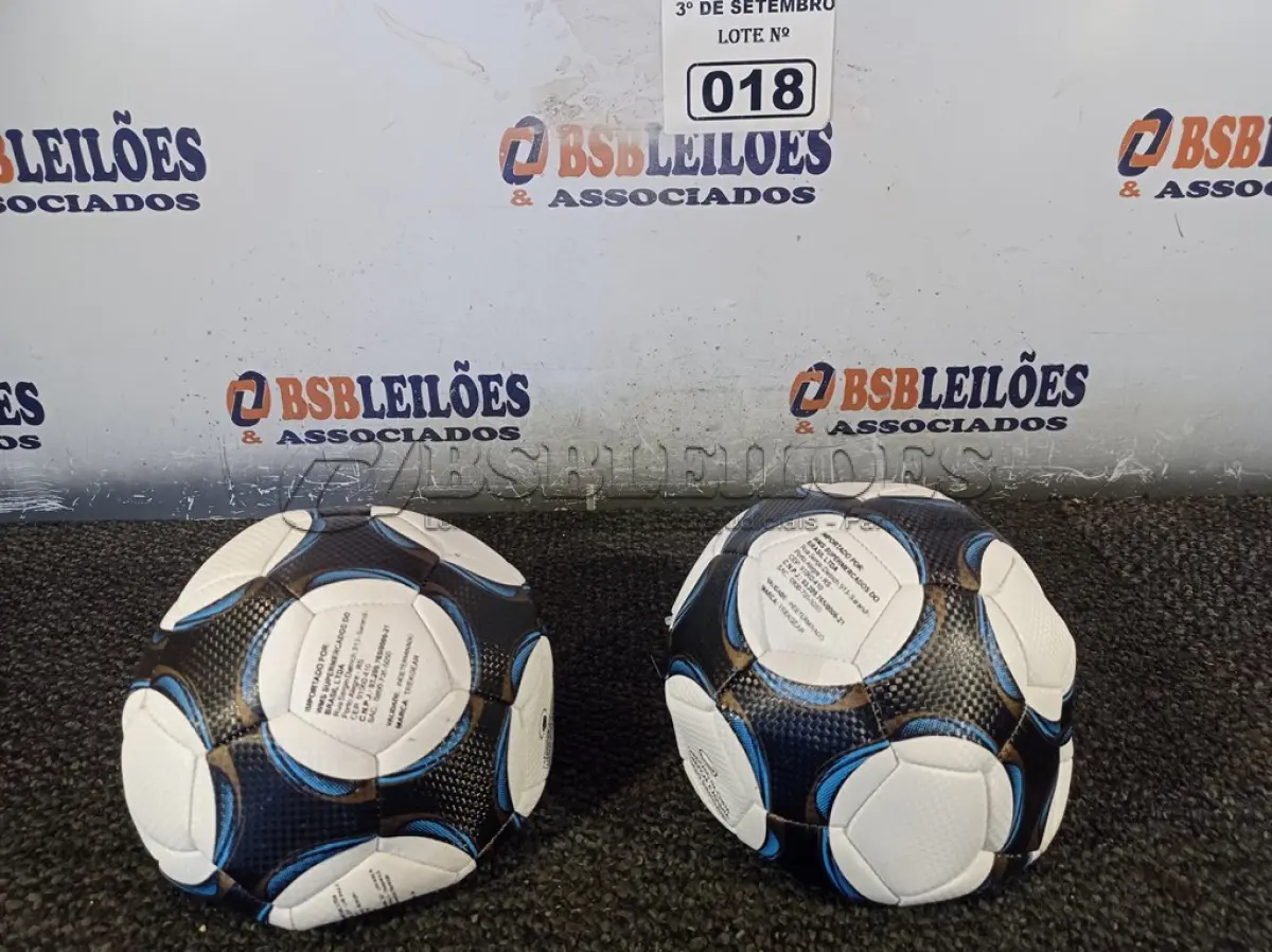 LOTE 018 - 02 BOLAS DE FUTEBOL. (NO ESTADO) ATENÇÃO! FAZER A VISITAÇÃO ANTES DE ARREMATAR, NÃO SABEMOS SE FUNCIONA. LEILÃO NÃO TEM GARANTIA E NEM DEVOLUÇÃO, SUJEITO A POSSÍVEIS AVARIAS VISÍVEIS/OCULTAS E/OU AUSÊNCIA DE COMPONENTES.