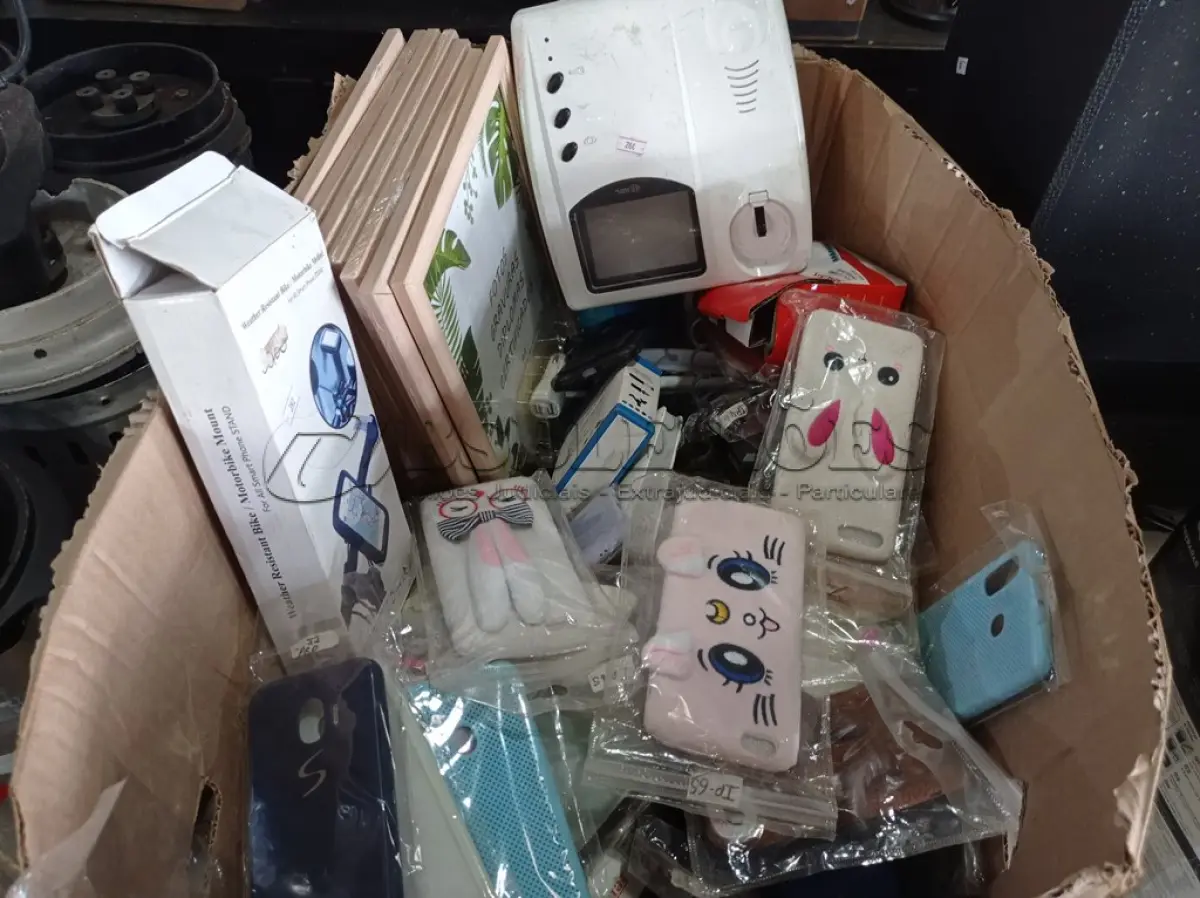 LOTE 096 - 01 LOTE COM VÁRIAS CAPINHAS PARA CELULAR E PERIFÉRICOS DIVERSOS. (NO ESTADO) ATENÇÃO! FAZER A VISITAÇÃO ANTES DE ARREMATAR, NÃO SABEMOS SE FUNCIONA. LEILÃO NÃO TEM GARANTIA E NEM DEVOLUÇÃO, SUJEITO A POSSÍVEIS AVARIAS VISÍVEIS/OCULTAS E/OU AUSÊNCIA DE COMPONENTES.