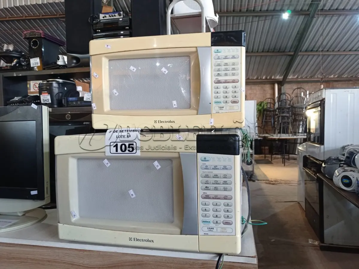 LOTE 105 - 03 MICRO-ONDAS MARCAS E MODELOS DIVERSOS. (NO ESTADO) ATENÇÃO! FAZER A VISITAÇÃO ANTES DE ARREMATAR, NÃO SABEMOS SE FUNCIONA. LEILÃO NÃO TEM GARANTIA E NEM DEVOLUÇÃO, SUJEITO A POSSÍVEIS AVARIAS VISÍVEIS/OCULTAS E/OU AUSÊNCIA DE COMPONENTES.