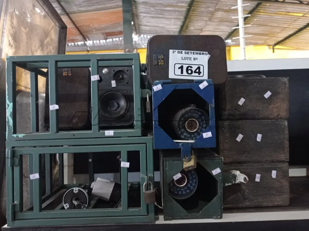 LOTE 164 - 02 CAIXAS DE PROTEÇÃO, 03 CÂMERAS DE SEGURANÇA SENDO 02 COM CAIXA DE FERRO E VÁRIAS CAIXAS DE SOM AMBIENTE MARCAS E MODELOS DIVERSOS. (NO ESTADO) ATENÇÃO! FAZER A VISITAÇÃO ANTES DE ARREMATAR, NÃO SABEMOS SE FUNCIONA. LEILÃO NÃO TEM GARANTIA E NEM DEVOLUÇÃO, SUJEITO A POSSÍVEIS AVARIAS VISÍVEIS/OCULTAS E/OU AUSÊNCIA DE COMPONENTES.