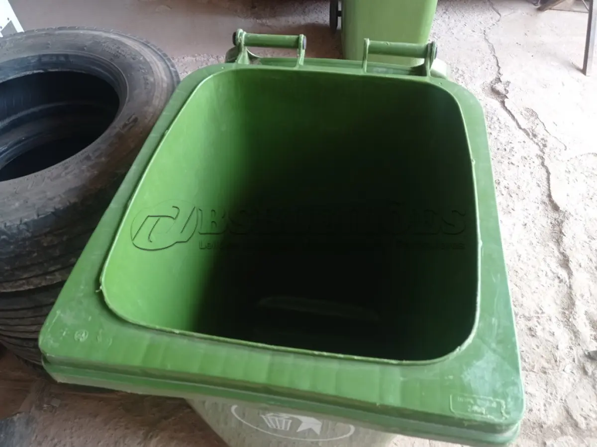 LOTE 186 - 01 CONTAINER HDPE EN840 240LITROS. (NO ESTADO) ATENÇÃO! FAZER A VISITAÇÃO ANTES DE ARREMATAR, NÃO SABEMOS SE FUNCIONA. LEILÃO NÃO TEM GARANTIA E NEM DEVOLUÇÃO, SUJEITO A POSSÍVEIS AVARIAS VISÍVEIS/OCULTAS E/OU AUSÊNCIA DE COMPONENTES.