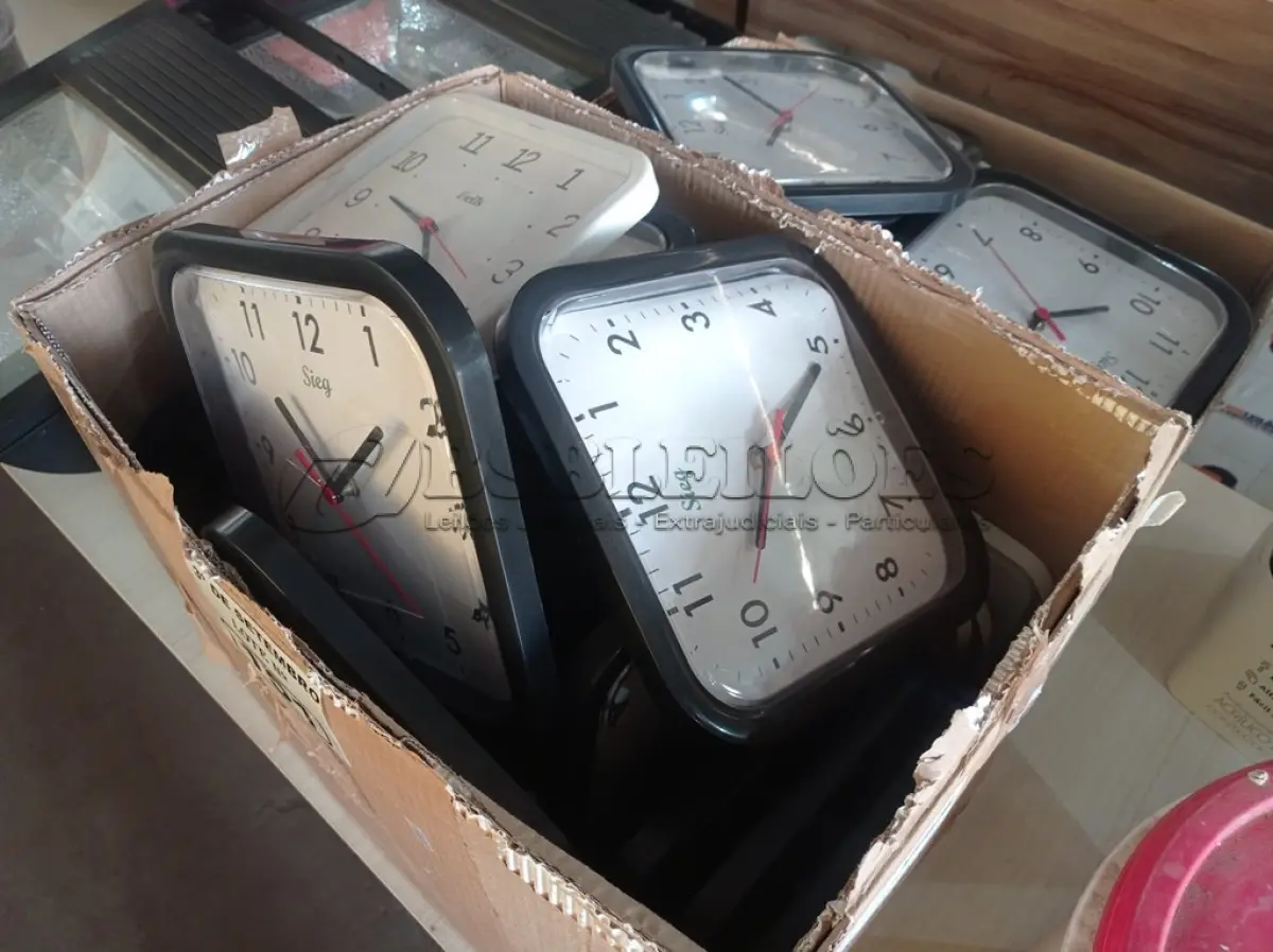 LOTE 151 - 01 LOTE COM VÁRIOS RELÓGIOS DE PAREDE MARCAS E MODELOS DIVERSOS. (NO ESTADO) ATENÇÃO! FAZER A VISITAÇÃO ANTES DE ARREMATAR, NÃO SABEMOS SE FUNCIONA. LEILÃO NÃO TEM GARANTIA E NEM DEVOLUÇÃO, SUJEITO A POSSÍVEIS AVARIAS VISÍVEIS/OCULTAS E/OU AUSÊNCIA DE COMPONENTES.