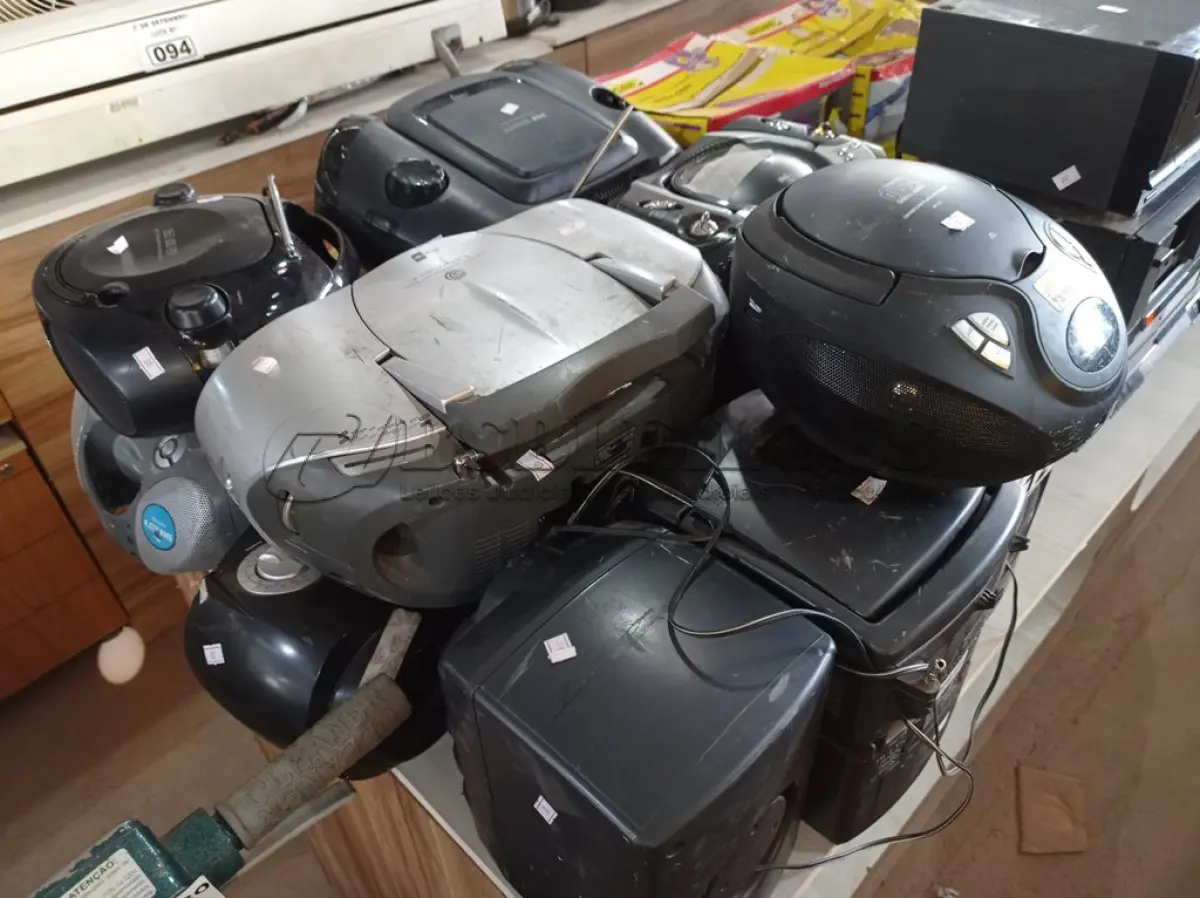 LOTE 126 - 10 APARELHOS DE SOM MARCAS E MODELOS DIVERSOS COM AVARIAS. (NO ESTADO) ATENÇÃO! FAZER A VISITAÇÃO ANTES DE ARREMATAR, NÃO SABEMOS SE FUNCIONA. LEILÃO NÃO TEM GARANTIA E NEM DEVOLUÇÃO, SUJEITO A POSSÍVEIS AVARIAS VISÍVEIS/OCULTAS E/OU AUSÊNCIA DE COMPONENTES.