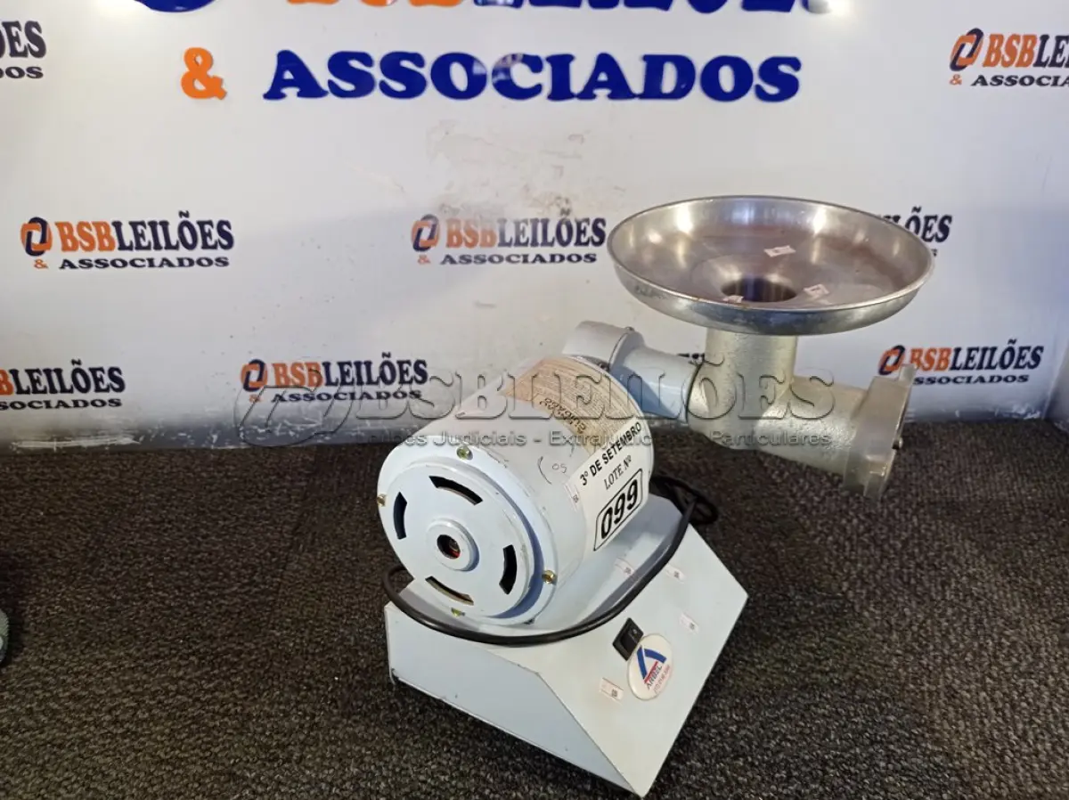 LOTE 099 - 01 MOEDOR DE CARNE MARCA ARBEL. (NO ESTADO) ATENÇÃO! FAZER A VISITAÇÃO ANTES DE ARREMATAR, NÃO SABEMOS SE FUNCIONA. LEILÃO NÃO TEM GARANTIA E NEM DEVOLUÇÃO, SUJEITO A POSSÍVEIS AVARIAS VISÍVEIS/OCULTAS E/OU AUSÊNCIA DE COMPONENTES.