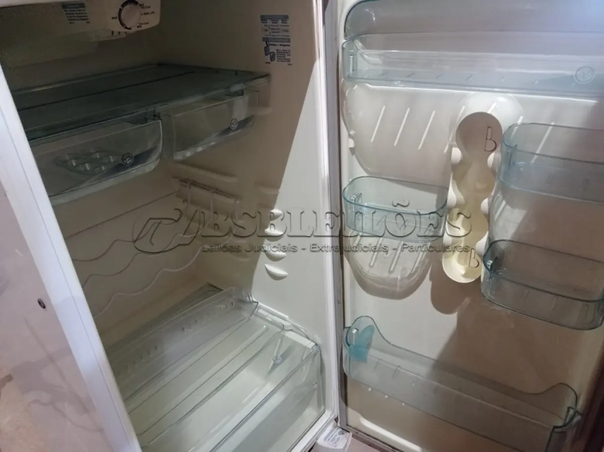 LOTE 143 - 01 GELADEIRA MARCA ELECTROLUX 220V. (NO ESTADO) ATENÇÃO! FAZER A VISITAÇÃO ANTES DE ARREMATAR, NÃO SABEMOS SE FUNCIONA. LEILÃO NÃO TEM GARANTIA E NEM DEVOLUÇÃO, SUJEITO A POSSÍVEIS AVARIAS VISÍVEIS/OCULTAS E/OU AUSÊNCIA DE COMPONENTES.