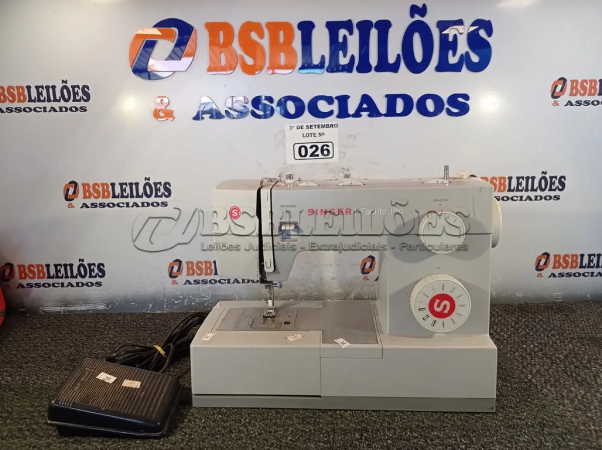 LOTE 026 - 01 MÁQUINA DE COSTURA MARCA SINGER. (NO ESTADO) ATENÇÃO! FAZER A VISITAÇÃO ANTES DE ARREMATAR, NÃO SABEMOS SE FUNCIONA. LEILÃO NÃO TEM GARANTIA E NEM DEVOLUÇÃO, SUJEITO A POSSÍVEIS AVARIAS VISÍVEIS/OCULTAS E/OU AUSÊNCIA DE COMPONENTES.