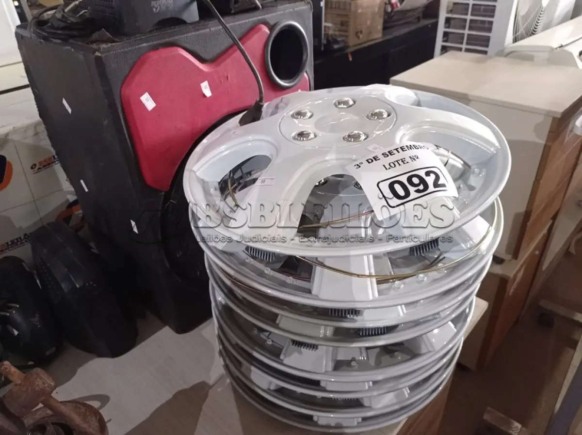 LOTE 092 - 01 CAIXA DE SOM COM ALTO-FALANTE DE 12”, 02 JOGOS DE CALOTAS E 04 ESTABILIZADORES MARCAS E MODELOS DIVERSOS. (NO ESTADO) ATENÇÃO! FAZER A VISITAÇÃO ANTES DE ARREMATAR, NÃO SABEMOS SE FUNCIONA. LEILÃO NÃO TEM GARANTIA E NEM DEVOLUÇÃO, SUJEITO A POSSÍVEIS AVARIAS VISÍVEIS/OCULTAS E/OU AUSÊNCIA DE COMPONENTES.