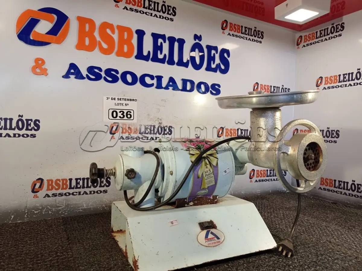 LOTE 036 - 01 MOEDOR DE CARNE MARCA ARBEL. (NO ESTADO) ATENÇÃO! FAZER A VISITAÇÃO ANTES DE ARREMATAR, NÃO SABEMOS SE FUNCIONA. LEILÃO NÃO TEM GARANTIA E NEM DEVOLUÇÃO, SUJEITO A POSSÍVEIS AVARIAS VISÍVEIS/OCULTAS E/OU AUSÊNCIA DE COMPONENTES.