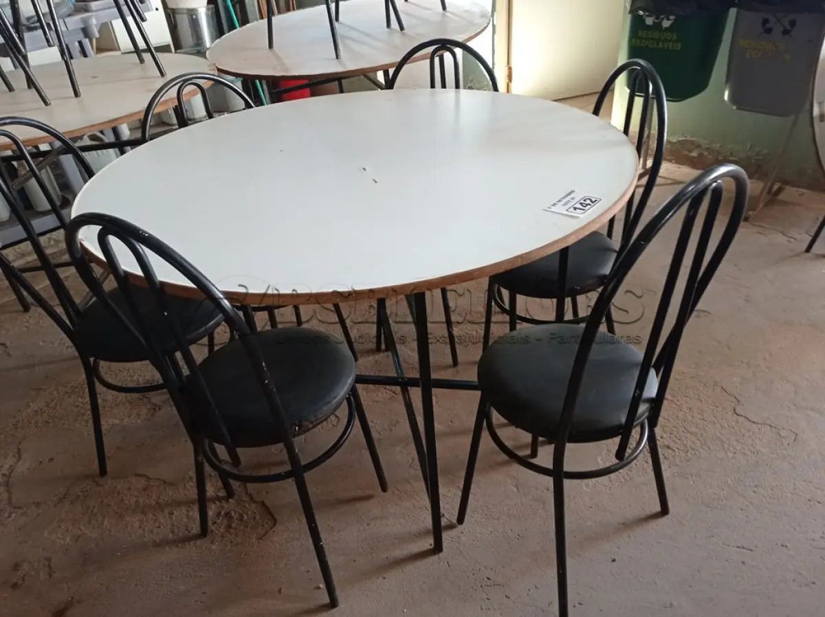 LOTE 142 - 01 MESA DE FERRO COM BASE DOBRÁVEL, TAMPO EM MADEIRA E 06 CADEIRAS DE FERRO COM ASSENTO ALMOFADADO. (NO ESTADO) ATENÇÃO! FAZER A VISITAÇÃO ANTES DE ARREMATAR, NÃO SABEMOS SE FUNCIONA. LEILÃO NÃO TEM GARANTIA E NEM DEVOLUÇÃO, SUJEITO A POSSÍVEIS AVARIAS VISÍVEIS/OCULTAS E/OU AUSÊNCIA DE COMPONENTES.