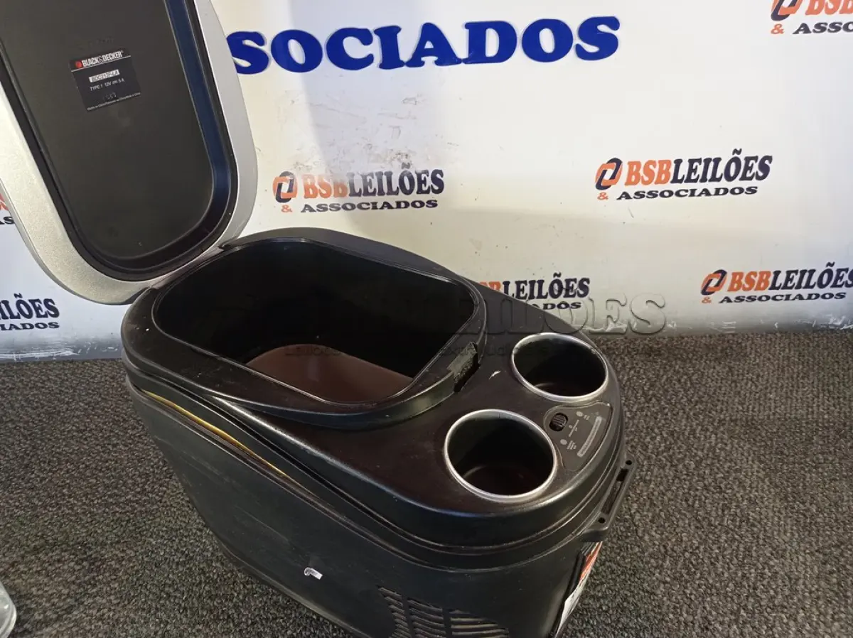 LOTE 042 - 01 GELADEIRA AUTOMOTIVA MARCA BLACK&DECKER. (NO ESTADO) ATENÇÃO! FAZER A VISITAÇÃO ANTES DE ARREMATAR, NÃO SABEMOS SE FUNCIONA. LEILÃO NÃO TEM GARANTIA E NEM DEVOLUÇÃO, SUJEITO A POSSÍVEIS AVARIAS VISÍVEIS/OCULTAS E/OU AUSÊNCIA DE COMPONENTES.