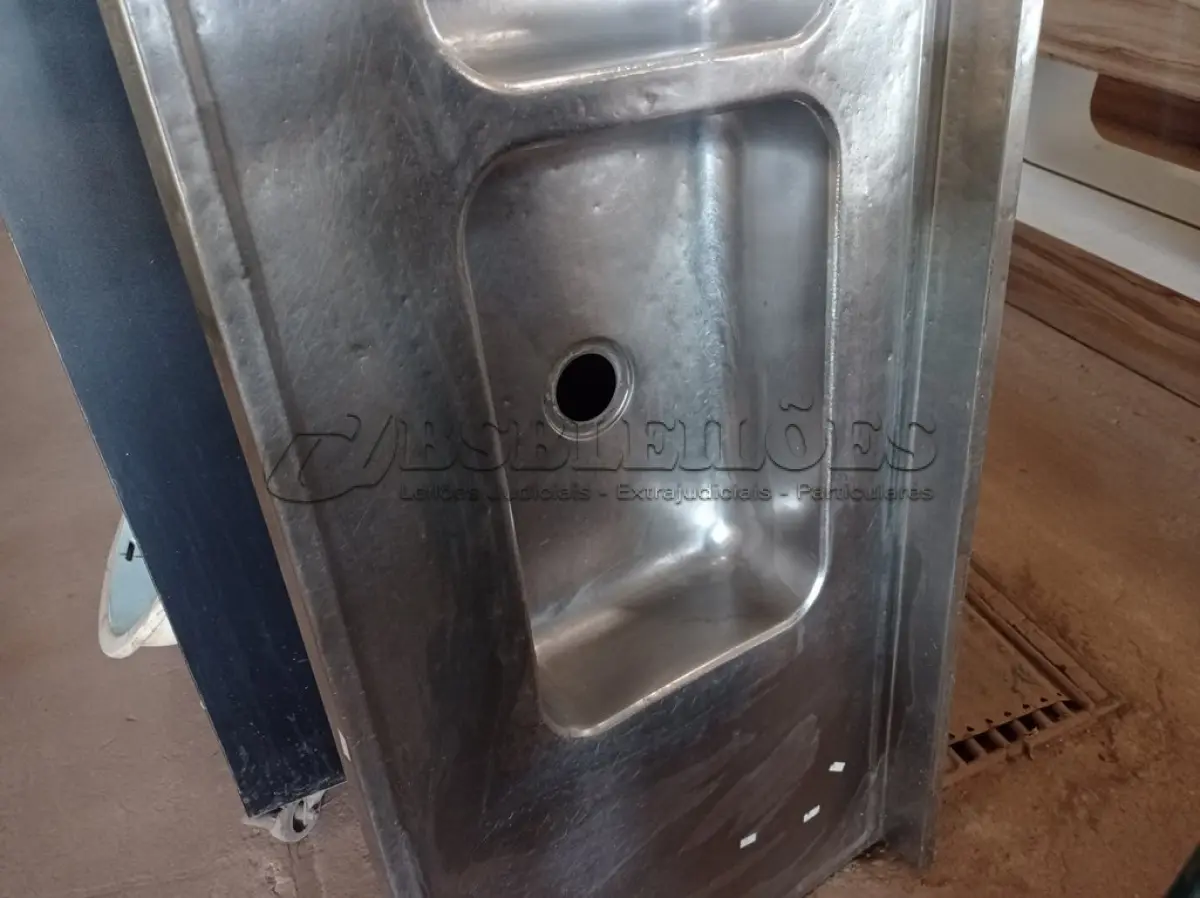 LOTE 184 - 01 PIA EM AÇO INOX COM 02 CUBAS NAS MEDIDAS: 1,80M X 0,59CM. (NO ESTADO) ATENÇÃO! FAZER A VISITAÇÃO ANTES DE ARREMATAR, NÃO SABEMOS SE FUNCIONA. LEILÃO NÃO TEM GARANTIA E NEM DEVOLUÇÃO, SUJEITO A POSSÍVEIS AVARIAS VISÍVEIS/OCULTAS E/OU AUSÊNCIA DE COMPONENTES.