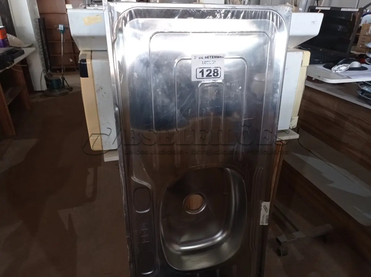 LOTE 128 - 01 PIA EM AÇO INOX CIMENTADO MEDINDO 1,40M X 0,53CM. (NO ESTADO) ATENÇÃO! FAZER A VISITAÇÃO ANTES DE ARREMATAR, NÃO SABEMOS SE FUNCIONA. LEILÃO NÃO TEM GARANTIA E NEM DEVOLUÇÃO, SUJEITO A POSSÍVEIS AVARIAS VISÍVEIS/OCULTAS E/OU AUSÊNCIA DE COMPONENTES.