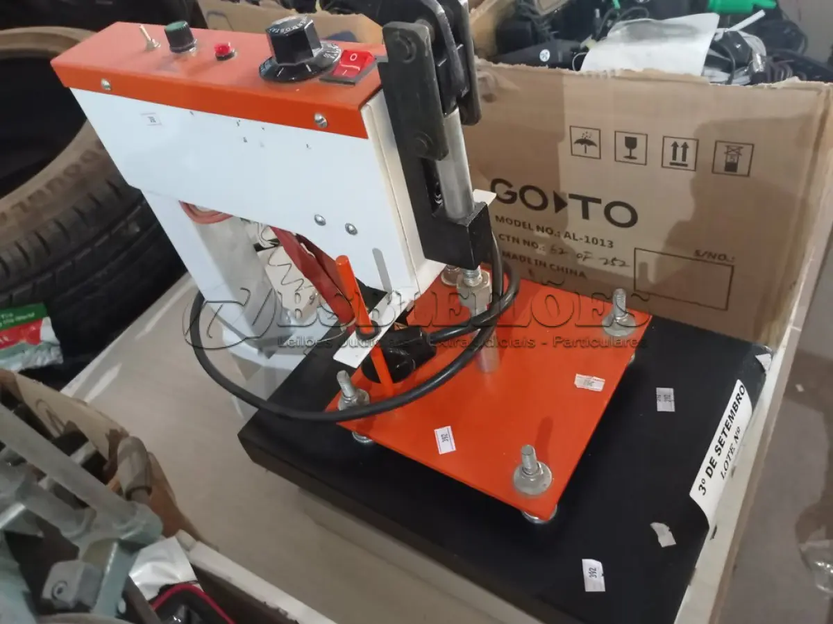 LOTE 064 - 01 PRENSA ELÉTRICA PARA TECIDO. (NO ESTADO) ATENÇÃO! FAZER A VISITAÇÃO ANTES DE ARREMATAR, NÃO SABEMOS SE FUNCIONA. LEILÃO NÃO TEM GARANTIA E NEM DEVOLUÇÃO, SUJEITO A POSSÍVEIS AVARIAS VISÍVEIS/OCULTAS E/OU AUSÊNCIA DE COMPONENTES.