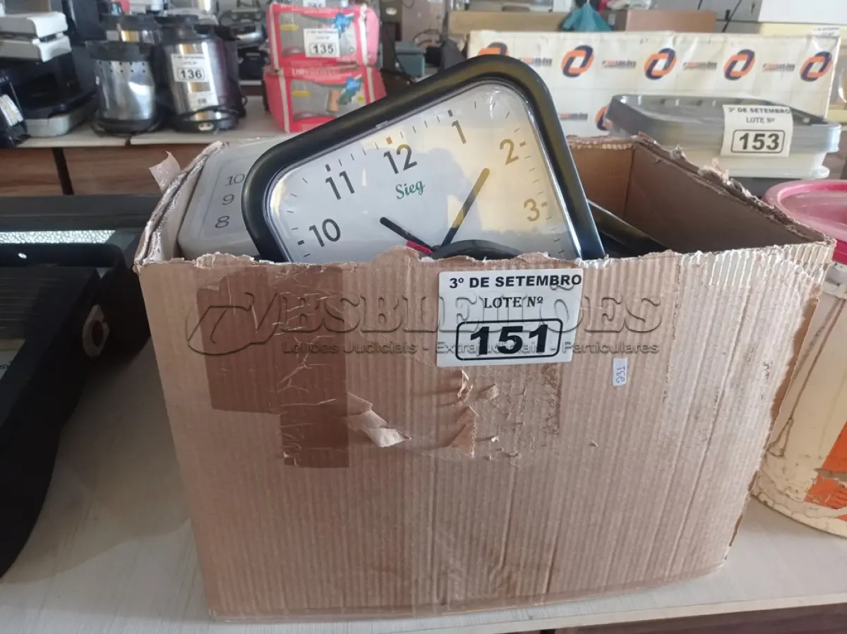 LOTE 151 - 01 LOTE COM VÁRIOS RELÓGIOS DE PAREDE MARCAS E MODELOS DIVERSOS. (NO ESTADO) ATENÇÃO! FAZER A VISITAÇÃO ANTES DE ARREMATAR, NÃO SABEMOS SE FUNCIONA. LEILÃO NÃO TEM GARANTIA E NEM DEVOLUÇÃO, SUJEITO A POSSÍVEIS AVARIAS VISÍVEIS/OCULTAS E/OU AUSÊNCIA DE COMPONENTES.