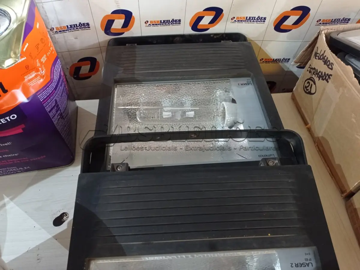 LOTE 149 - 02 LUMINÁRIAS DE PÁTIO. (NO ESTADO) ATENÇÃO! FAZER A VISITAÇÃO ANTES DE ARREMATAR, NÃO SABEMOS SE FUNCIONA. LEILÃO NÃO TEM GARANTIA E NEM DEVOLUÇÃO, SUJEITO A POSSÍVEIS AVARIAS VISÍVEIS/OCULTAS E/OU AUSÊNCIA DE COMPONENTES.