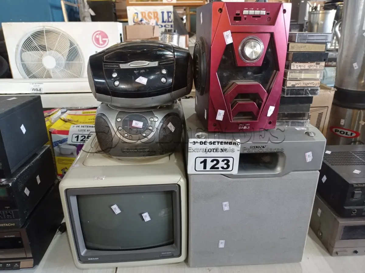 LOTE 123 - 01 TV, 03 APARELHOS DE SOM, 01 SUBWOOFER E VÁRIAS FITAS CASSETE. (NO ESTADO) ATENÇÃO! FAZER A VISITAÇÃO ANTES DE ARREMATAR, NÃO SABEMOS SE FUNCIONA. LEILÃO NÃO TEM GARANTIA E NEM DEVOLUÇÃO, SUJEITO A POSSÍVEIS AVARIAS VISÍVEIS/OCULTAS E/OU AUSÊNCIA DE COMPONENTES.