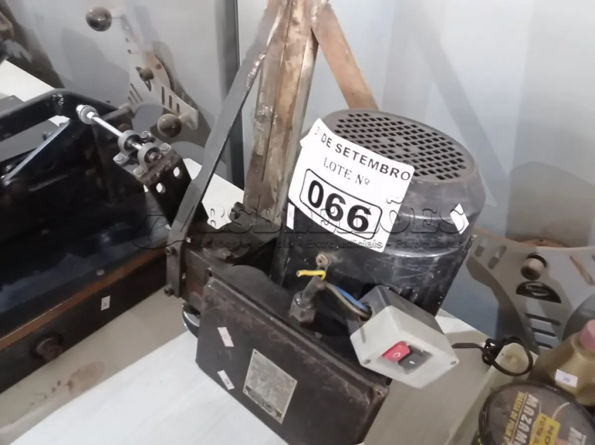 LOTE 066 - 01 MOTOR ELÉTRICO COM ESTRUTURA DE FERRO. (NO ESTADO) ATENÇÃO! FAZER A VISITAÇÃO ANTES DE ARREMATAR, NÃO SABEMOS SE FUNCIONA. LEILÃO NÃO TEM GARANTIA E NEM DEVOLUÇÃO, SUJEITO A POSSÍVEIS AVARIAS VISÍVEIS/OCULTAS E/OU AUSÊNCIA DE COMPONENTES.
