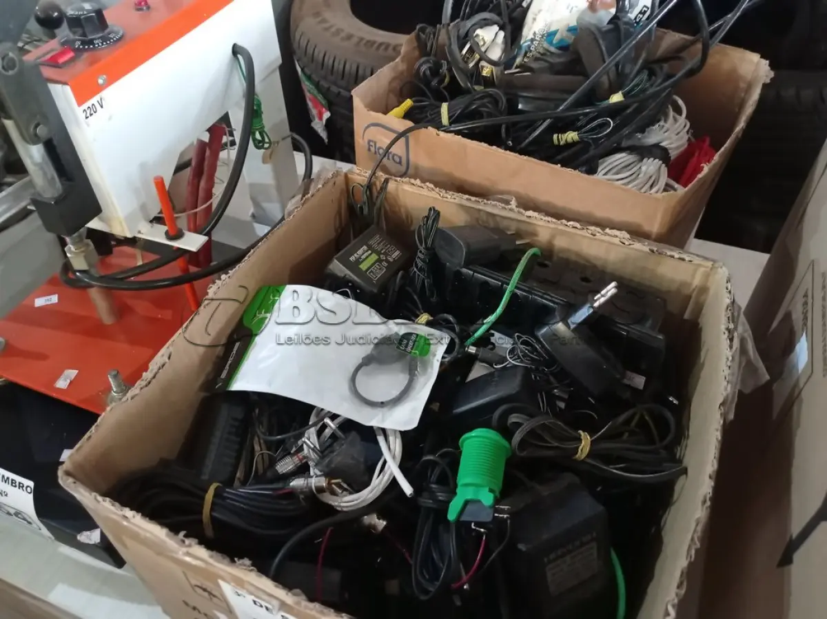 LOTE 063 - 01 LOTE COM VÁRIAS FONTES E CABOS DIVERSOS. (NO ESTADO) ATENÇÃO! FAZER A VISITAÇÃO ANTES DE ARREMATAR, NÃO SABEMOS SE FUNCIONA. LEILÃO NÃO TEM GARANTIA E NEM DEVOLUÇÃO, SUJEITO A POSSÍVEIS AVARIAS VISÍVEIS/OCULTAS E/OU AUSÊNCIA DE COMPONENTES.
