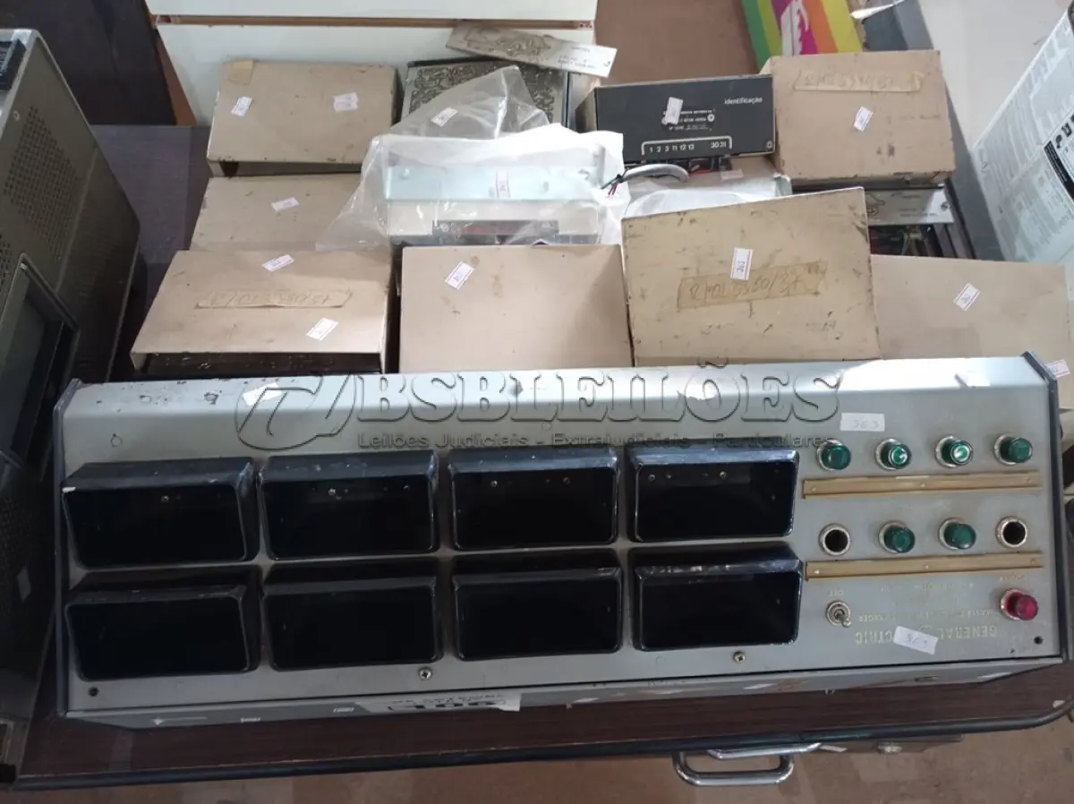LOTE 106 - 01 LOTE COM ELETRÔNICOS DIVERSOS. (NO ESTADO) ATENÇÃO! FAZER A VISITAÇÃO ANTES DE ARREMATAR, NÃO SABEMOS SE FUNCIONA. LEILÃO NÃO TEM GARANTIA E NEM DEVOLUÇÃO, SUJEITO A POSSÍVEIS AVARIAS VISÍVEIS/OCULTAS E/OU AUSÊNCIA DE COMPONENTES.