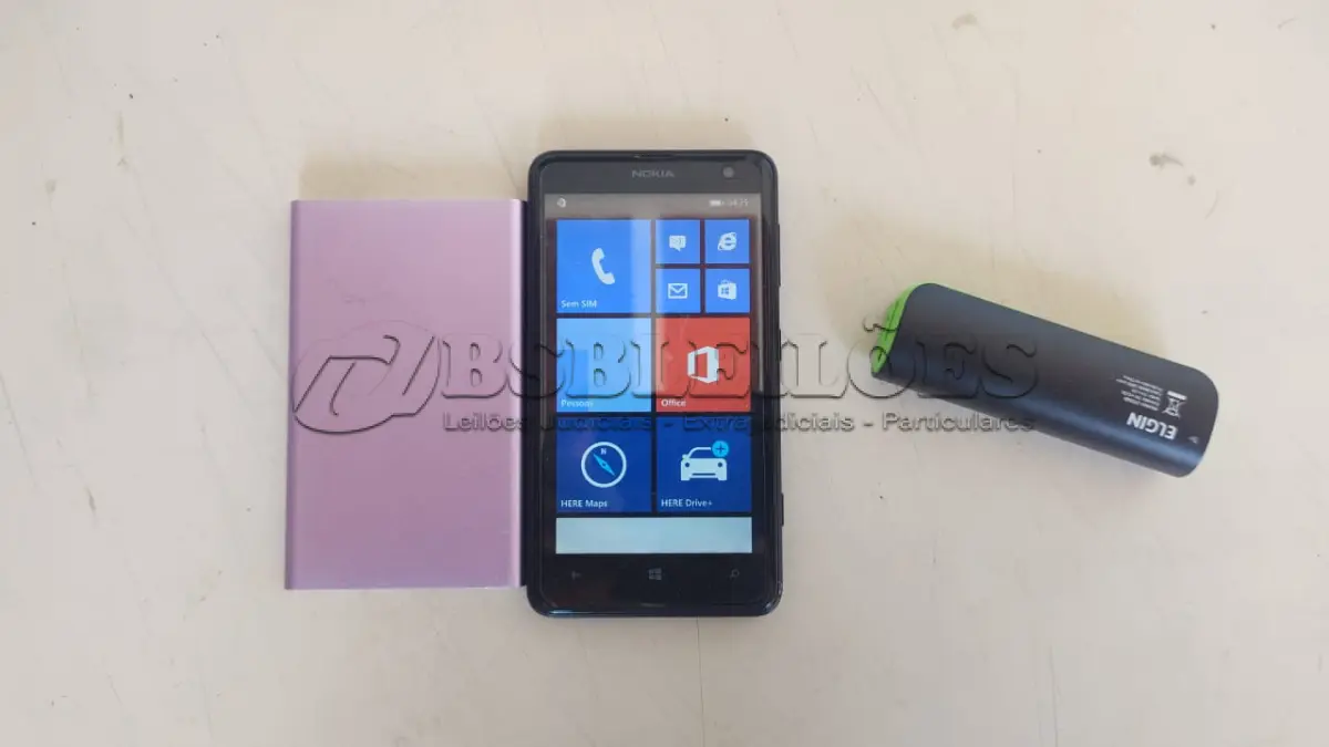 LOTE 697 - LOTE COM UM CELULAR NOKIA FUNCIONANDO PERFEITAMENTE E DÓI POWER BANK. (NO ESTADO) 