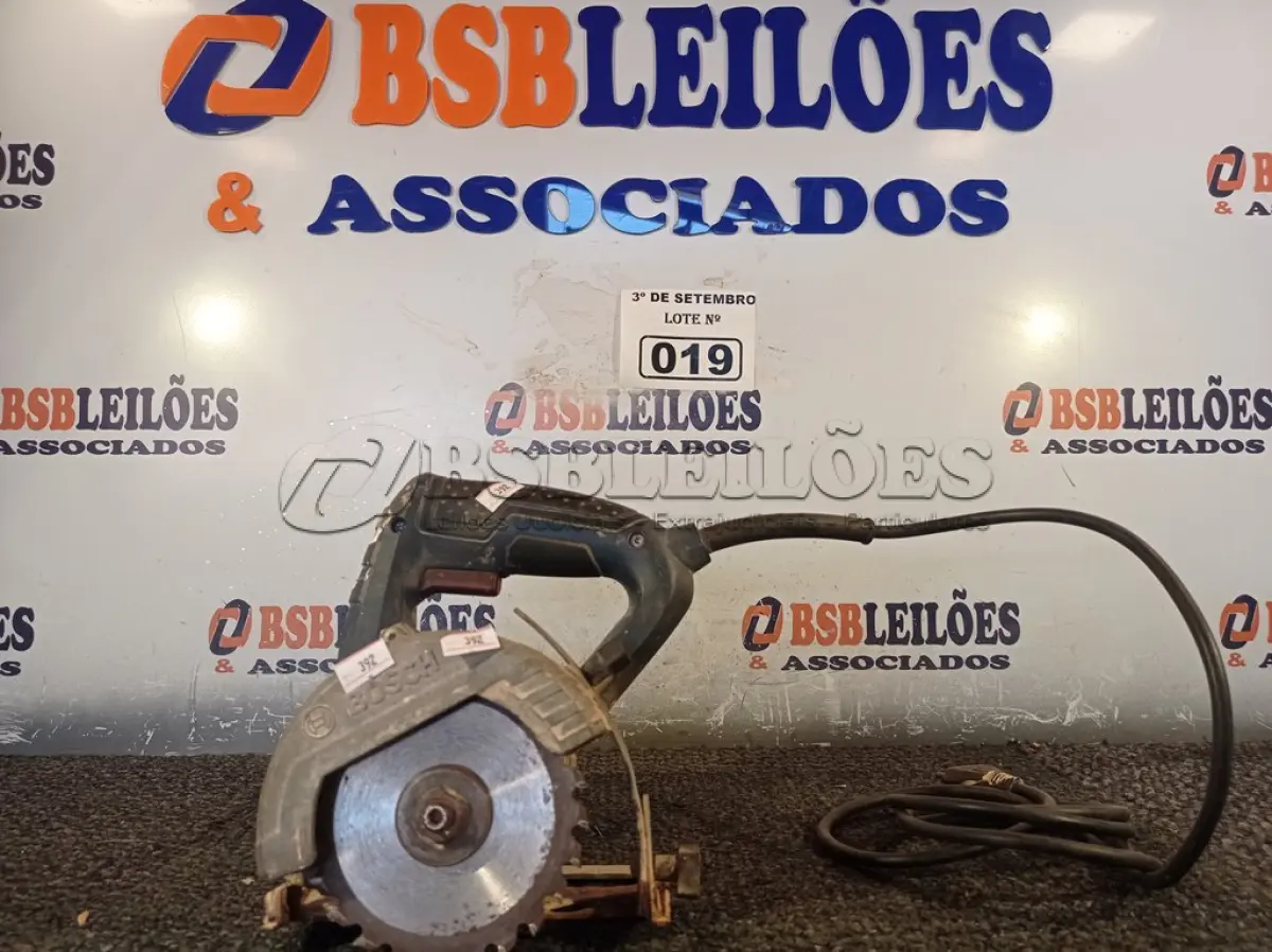 LOTE 019 - 01 SERRA CIRCULAR BOSCH 1500W 220V. (NO ESTADO) ATENÇÃO! FAZER A VISITAÇÃO ANTES DE ARREMATAR, NÃO SABEMOS SE FUNCIONA. LEILÃO NÃO TEM GARANTIA E NEM DEVOLUÇÃO, SUJEITO A POSSÍVEIS AVARIAS VISÍVEIS/OCULTAS E/OU AUSÊNCIA DE COMPONENTES.