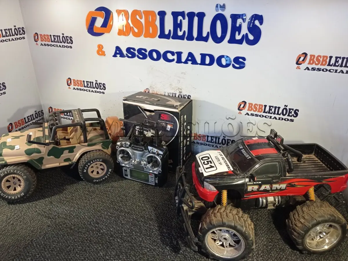LOTE 051 - 02 CARRINHOS DE CONTROLE REMOTO E 01 CONTROLE FLYSKAY. (NO ESTADO) ATENÇÃO! FAZER A VISITAÇÃO ANTES DE ARREMATAR, NÃO SABEMOS SE FUNCIONA. LEILÃO NÃO TEM GARANTIA E NEM DEVOLUÇÃO, SUJEITO A POSSÍVEIS AVARIAS VISÍVEIS/OCULTAS E/OU AUSÊNCIA DE COMPONENTES.
