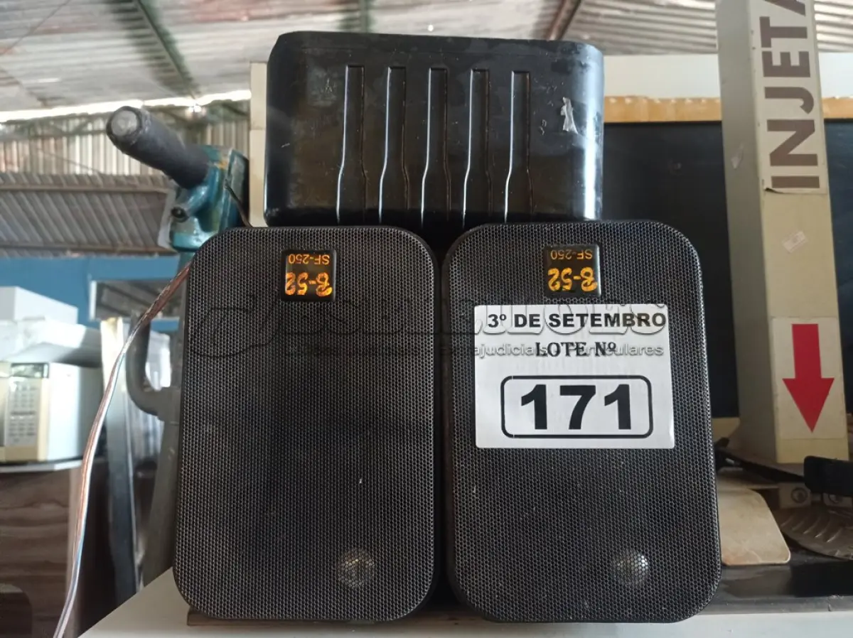 LOTE 171 - 08 CAIXAS DE SOM AMBIENTE. (NO ESTADO) ATENÇÃO! FAZER A VISITAÇÃO ANTES DE ARREMATAR, NÃO SABEMOS SE FUNCIONA. LEILÃO NÃO TEM GARANTIA E NEM DEVOLUÇÃO, SUJEITO A POSSÍVEIS AVARIAS VISÍVEIS/OCULTAS E/OU AUSÊNCIA DE COMPONENTES.