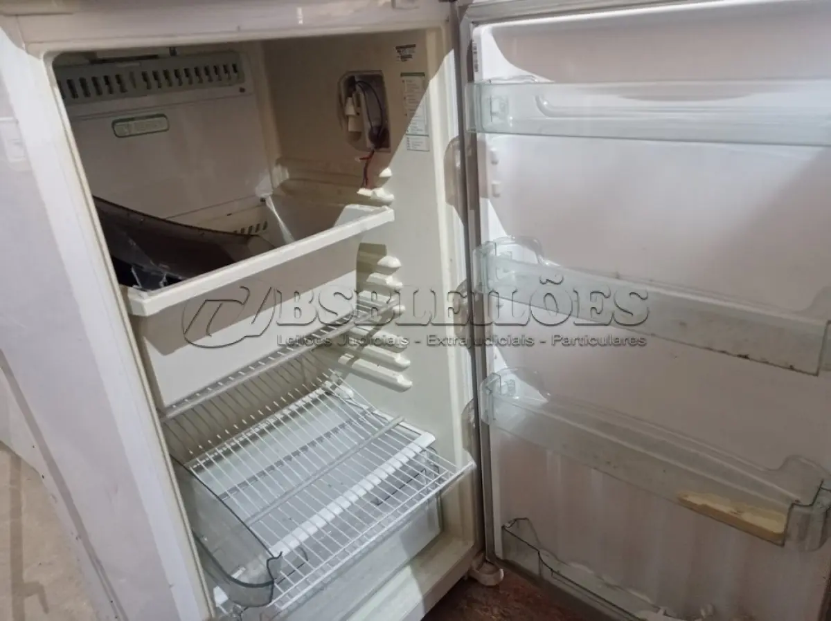 LOTE 139 - 01 GELADEIRA MARCA CÔNSUL 220V. (NO ESTADO) ATENÇÃO! FAZER A VISITAÇÃO ANTES DE ARREMATAR, NÃO SABEMOS SE FUNCIONA. LEILÃO NÃO TEM GARANTIA E NEM DEVOLUÇÃO, SUJEITO A POSSÍVEIS AVARIAS VISÍVEIS/OCULTAS E/OU AUSÊNCIA DE COMPONENTES.
