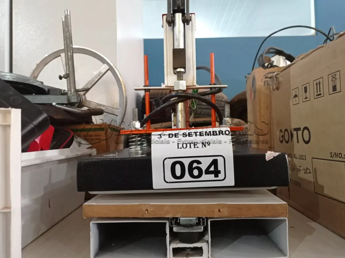 LOTE 064 - 01 PRENSA ELÉTRICA PARA TECIDO. (NO ESTADO) ATENÇÃO! FAZER A VISITAÇÃO ANTES DE ARREMATAR, NÃO SABEMOS SE FUNCIONA. LEILÃO NÃO TEM GARANTIA E NEM DEVOLUÇÃO, SUJEITO A POSSÍVEIS AVARIAS VISÍVEIS/OCULTAS E/OU AUSÊNCIA DE COMPONENTES.