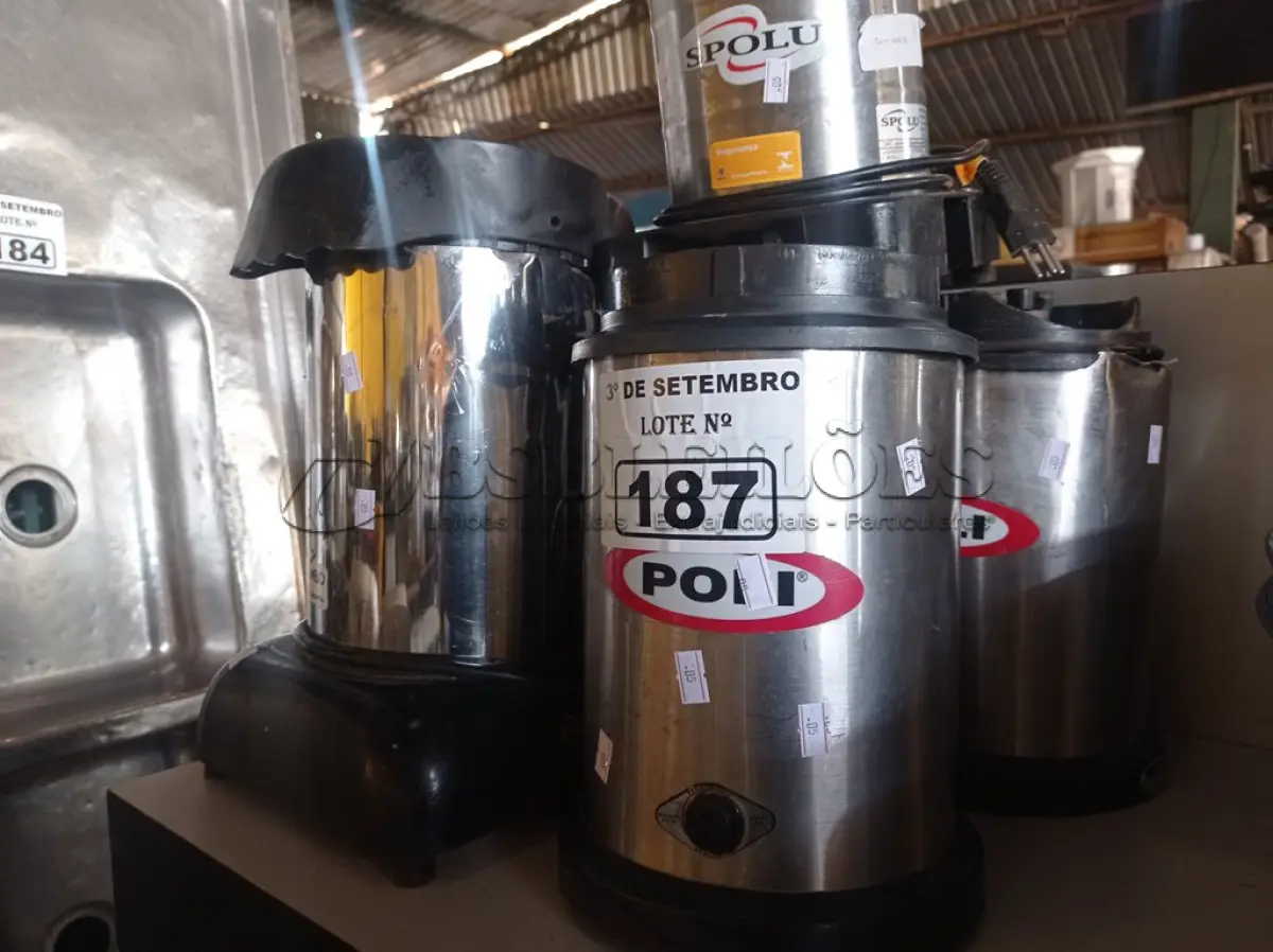 LOTE 187 - 05 BASES DE LIQUIDIFICADOR INDUSTRIAL MARCAS E MODELOS DIVERSOS. (NO ESTADO) ATENÇÃO! FAZER A VISITAÇÃO ANTES DE ARREMATAR, NÃO SABEMOS SE FUNCIONA. LEILÃO NÃO TEM GARANTIA E NEM DEVOLUÇÃO, SUJEITO A POSSÍVEIS AVARIAS VISÍVEIS/OCULTAS E/OU AUSÊNCIA DE COMPONENTES.