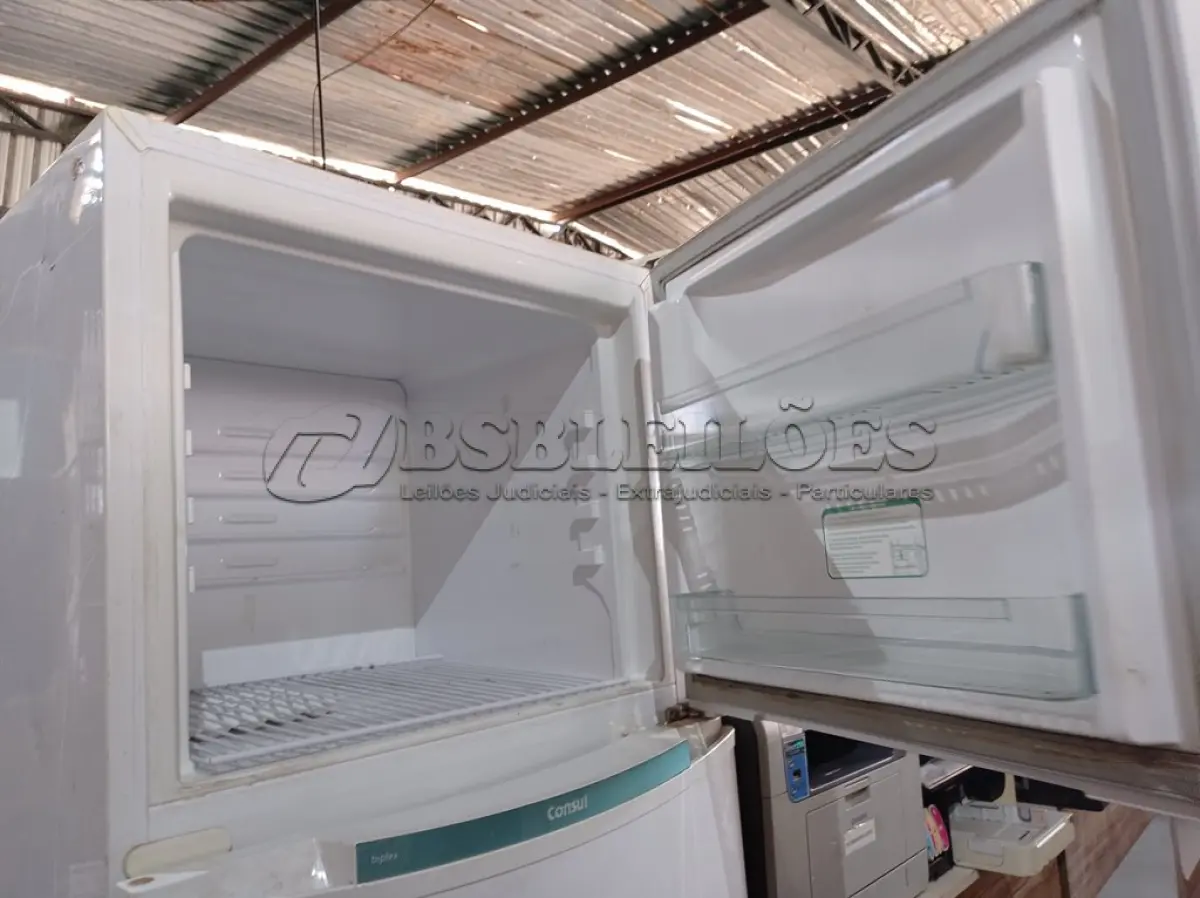 LOTE 139 - 01 GELADEIRA MARCA CÔNSUL 220V. (NO ESTADO) ATENÇÃO! FAZER A VISITAÇÃO ANTES DE ARREMATAR, NÃO SABEMOS SE FUNCIONA. LEILÃO NÃO TEM GARANTIA E NEM DEVOLUÇÃO, SUJEITO A POSSÍVEIS AVARIAS VISÍVEIS/OCULTAS E/OU AUSÊNCIA DE COMPONENTES.