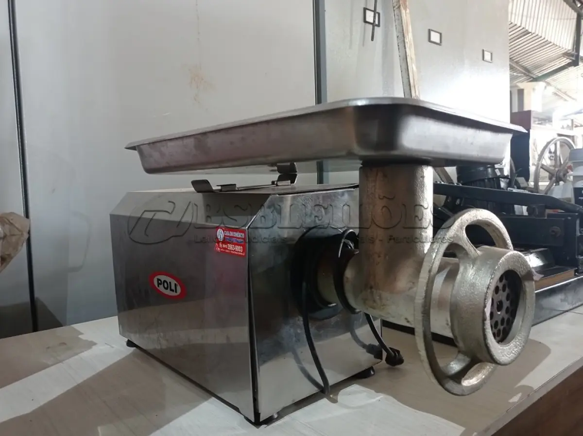 LOTE 069 - 01 MOEDOR DE CARNE MARCA POLI. (NO ESTADO) ATENÇÃO! FAZER A VISITAÇÃO ANTES DE ARREMATAR, NÃO SABEMOS SE FUNCIONA. LEILÃO NÃO TEM GARANTIA E NEM DEVOLUÇÃO, SUJEITO A POSSÍVEIS AVARIAS VISÍVEIS/OCULTAS E/OU AUSÊNCIA DE COMPONENTES.