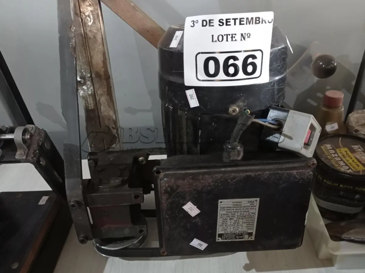 LOTE 066 - 01 MOTOR ELÉTRICO COM ESTRUTURA DE FERRO. (NO ESTADO) ATENÇÃO! FAZER A VISITAÇÃO ANTES DE ARREMATAR, NÃO SABEMOS SE FUNCIONA. LEILÃO NÃO TEM GARANTIA E NEM DEVOLUÇÃO, SUJEITO A POSSÍVEIS AVARIAS VISÍVEIS/OCULTAS E/OU AUSÊNCIA DE COMPONENTES.