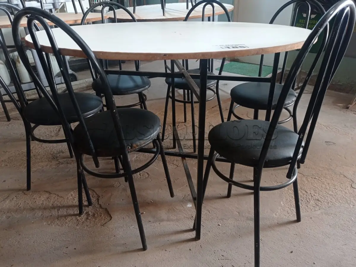 LOTE 185 - 01 MESA DE FERRO COM BASE DOBRÁVEL, TAMPO EM MADEIRA E 06 CADEIRAS DE FERRO COM ASSENTO ALMOFADADO. (NO ESTADO) ATENÇÃO! FAZER A VISITAÇÃO ANTES DE ARREMATAR, NÃO SABEMOS SE FUNCIONA. LEILÃO NÃO TEM GARANTIA E NEM DEVOLUÇÃO, SUJEITO A POSSÍVEIS AVARIAS VISÍVEIS/OCULTAS E/OU AUSÊNCIA DE COMPONENTES.