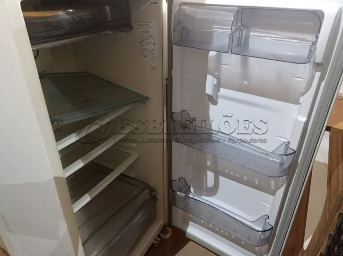 LOTE 078 - 01 GELADEIRA MARCA CÔNSUL 220V. (NO ESTADO) ATENÇÃO! FAZER A VISITAÇÃO ANTES DE ARREMATAR, NÃO SABEMOS SE FUNCIONA. LEILÃO NÃO TEM GARANTIA E NEM DEVOLUÇÃO, SUJEITO A POSSÍVEIS AVARIAS VISÍVEIS/OCULTAS E/OU AUSÊNCIA DE COMPONENTES.