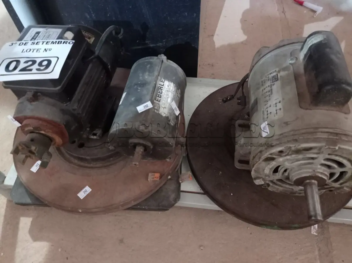 LOTE 029 - 02 DISCOS DE FREIO E 03 MOTORES MARCAS E MODELOS DIVERSOS. (NO ESTADO) ATENÇÃO! FAZER A VISITAÇÃO ANTES DE ARREMATAR, NÃO SABEMOS SE FUNCIONA. LEILÃO NÃO TEM GARANTIA E NEM DEVOLUÇÃO, SUJEITO A POSSÍVEIS AVARIAS VISÍVEIS/OCULTAS E/OU AUSÊNCIA DE COMPONENTES.