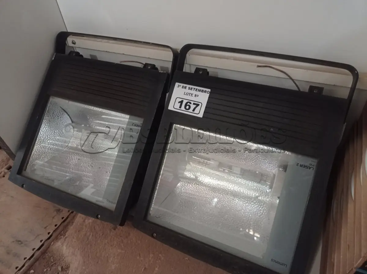 LOTE 167 - 02 LUMINÁRIAS DE PÁTIO. (NO ESTADO) ATENÇÃO! FAZER A VISITAÇÃO ANTES DE ARREMATAR, NÃO SABEMOS SE FUNCIONA. LEILÃO NÃO TEM GARANTIA E NEM DEVOLUÇÃO, SUJEITO A POSSÍVEIS AVARIAS VISÍVEIS/OCULTAS E/OU AUSÊNCIA DE COMPONENTES.