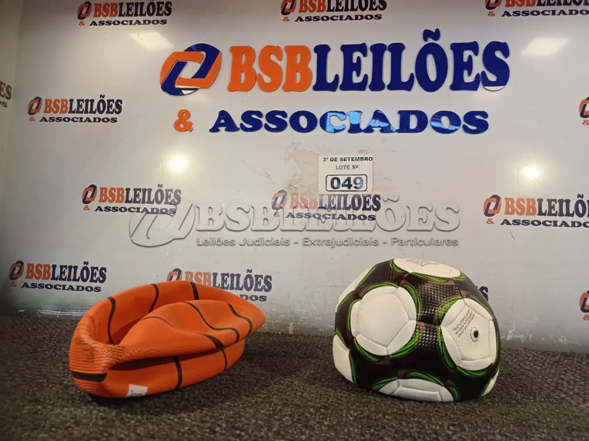 LOTE 049 - 01 BOLA DE BASQUETE E 01 BOLA DE FUTEBOL. (NO ESTADO) ATENÇÃO! FAZER A VISITAÇÃO ANTES DE ARREMATAR, NÃO SABEMOS SE FUNCIONA. LEILÃO NÃO TEM GARANTIA E NEM DEVOLUÇÃO, SUJEITO A POSSÍVEIS AVARIAS VISÍVEIS/OCULTAS E/OU AUSÊNCIA DE COMPONENTES.