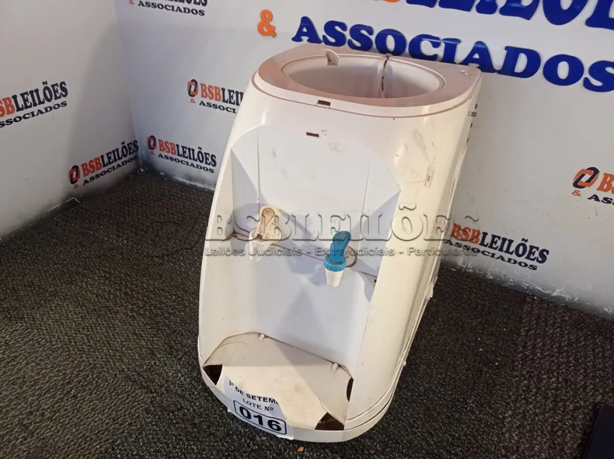 LOTE 016 - 01 BEBEDOURO PARA GARRAFÃO. (NO ESTADO) ATENÇÃO! FAZER A VISITAÇÃO ANTES DE ARREMATAR, NÃO SABEMOS SE FUNCIONA. LEILÃO NÃO TEM GARANTIA E NEM DEVOLUÇÃO, SUJEITO A POSSÍVEIS AVARIAS VISÍVEIS/OCULTAS E/OU AUSÊNCIA DE COMPONENTES.